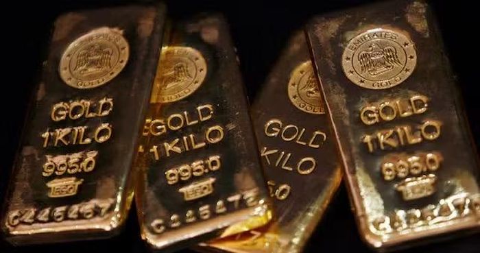Giá vàng chịu sức ép khi USD mạnh lên và kỳ vọng lãi suất Fed duy trì ở mức cao. Ảnh: Reuters