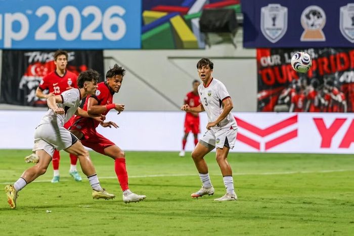  Lối chơi thực dụng đã giúp Singapore (áo đỏ) cầm hòa Indonesia ở ASEAN Hyundai Cup, qua đó lấy vé bán kết từ tay chính đối thủ này. 