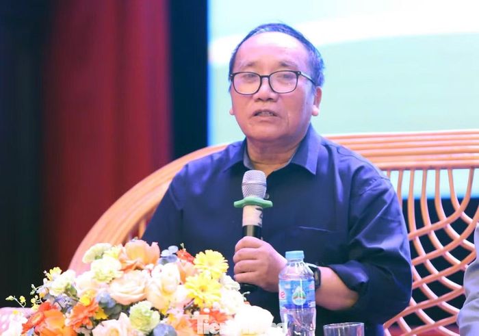 Nhà thơ Trần Đăng Khoa chia sẻ về giá trị của sách và hành trình đọc sách. Ảnh: Đăng Hải