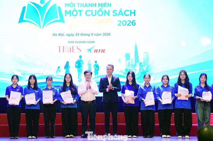 Nhiều suất học bổng, phần quà ý nghĩa được trao tặng tại chương trình. Ảnh: Xuân Tùng
