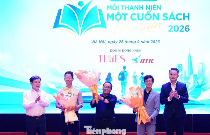 Anh Nguyễn Kim Quy - Bí thư T.Ư Đoàn, Chủ tịch T.Ư Hội LHTN Việt Nam tặng hoa các diễn giả tham dự diễn đàn. Ảnh: Xuân Tùng