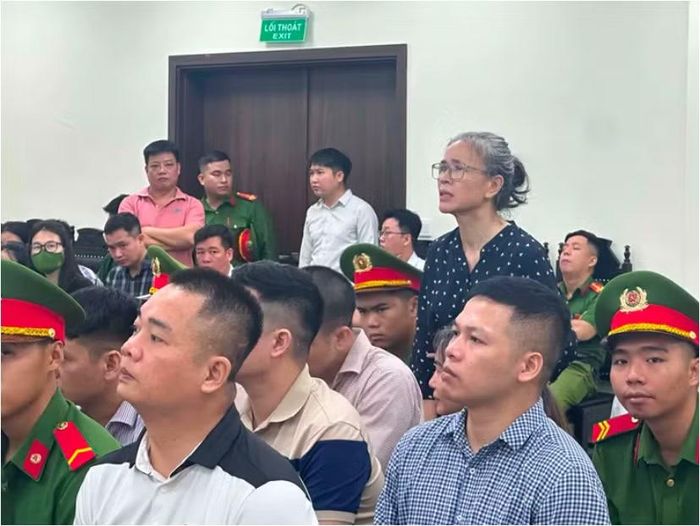 Bị cáo Bùi Thị Dinh (tóc bạc, đeo kính) đứng trả lời.