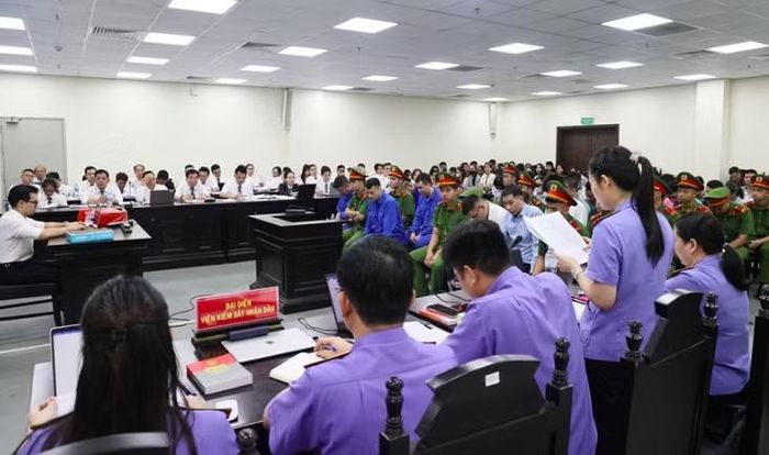 Bên trong phòng xử.