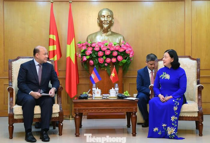 Chủ tịch Ủy ban T.Ư MTTQ Việt Nam Bùi Thị Minh Hoài trao đổi tại buổi tiếp. Ảnh: Xuân Tùng