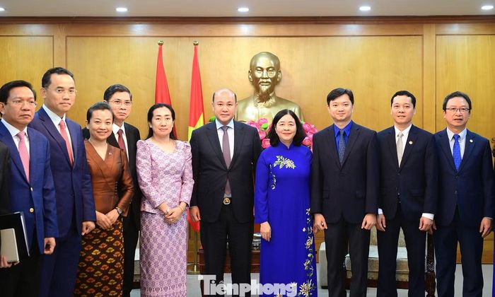 Lãnh đạo và các thành viên đoàn công tác Việt Nam - Campuchia chụp ảnh lưu niệm tại buổi tiếp. Ảnh: Xuân Tùng