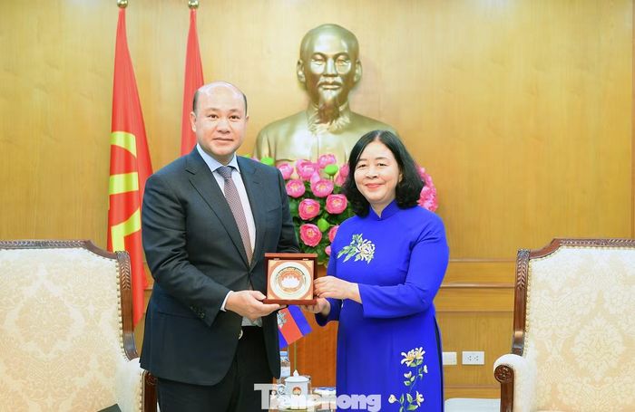 Chủ tịch Ủy ban T.Ư MTTQ Việt Nam Bùi Thị Minh Hoài tặng quà lưu niệm Phó Thủ tướng, Chủ tịch Hội LHTN Campuchia Hun Many tại buổi tiếp. Ảnh: Xuân Tùng
