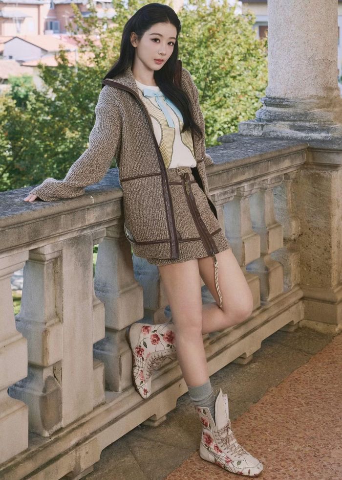 Dương Tử tham dự show Onitsuka Tiger với tư cách Đại sứ thương hiệu. Lớp trang điểm giúp cô tôn lên nét đẹp cổ điển phúc hậu. Trang phục Dương Tử mặc lại trùng với một khách mời khác. Vì vậy, nhiều người cho rằng thương hiệu Onitsuka Tiger đối xử không công bằng với đại sứ thương hiệu như Dương Tử. Dương Tử nắm trong tay khoảng 20 hợp đồng quảng cáo, trong đó có các thương hiệu lớn như Givenchy, Valentino, Prada, Olay...