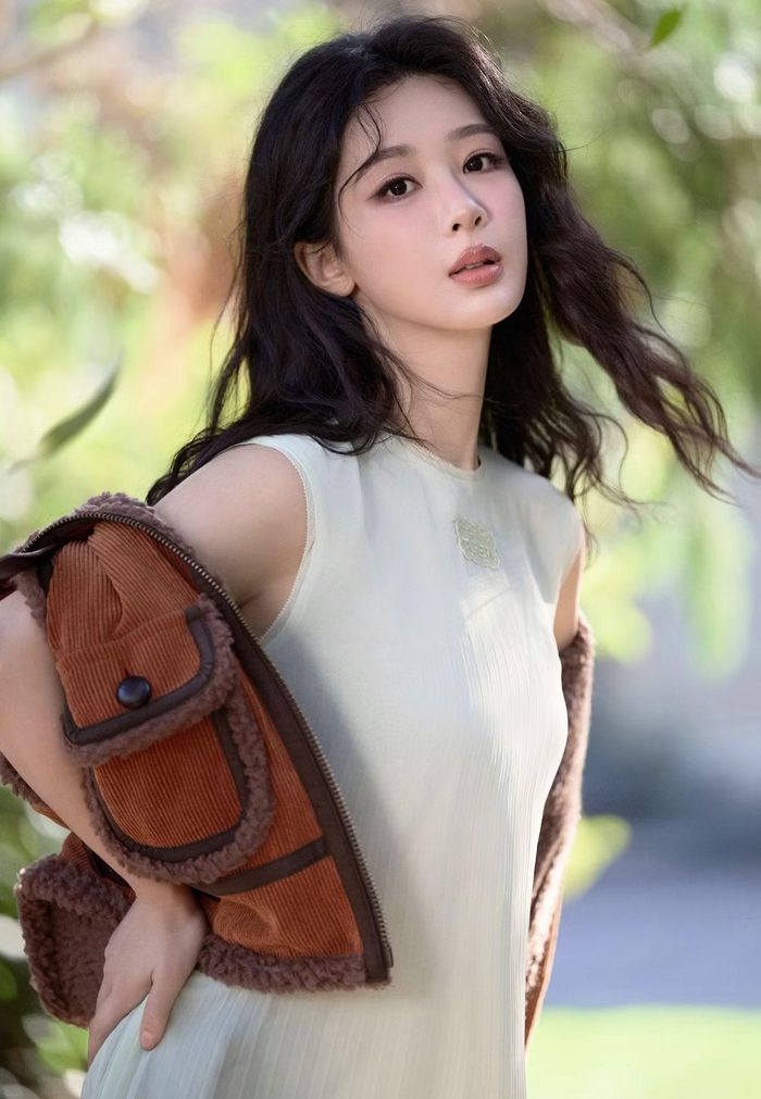 Ngoài thành công ở mảng thương mại, Dương Tử còn chiến thắng tại giải thưởng Bạch Ngọc Lan, trở thành nữ diễn viên lứa 90 đầu tiên đoạt giải Thị hậu. Dương Tử là ngôi sao có nhiều tác phẩm nổi bật như Hương mật tựa khói sương, Cá mực hầm mật, Dư sinh, Trường tương tư, Trầm vụn hương phai, Quốc sắc phương hoa...