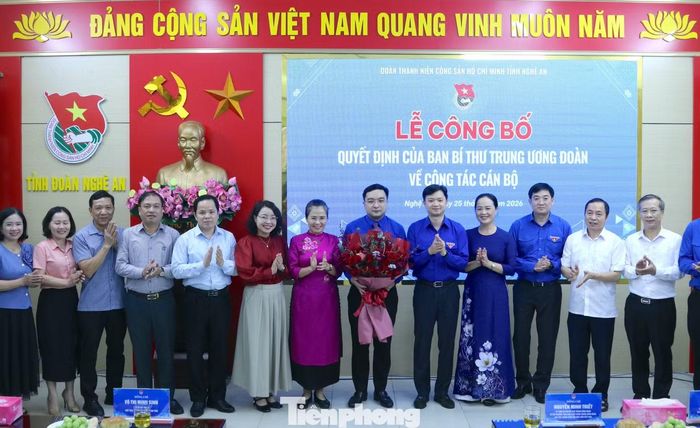 Các đại biểu tham dự buổi lễ tặng hoa chúc mừng tân Bí thư Tỉnh Đoàn Nghệ An Hồ Phúc Hải.