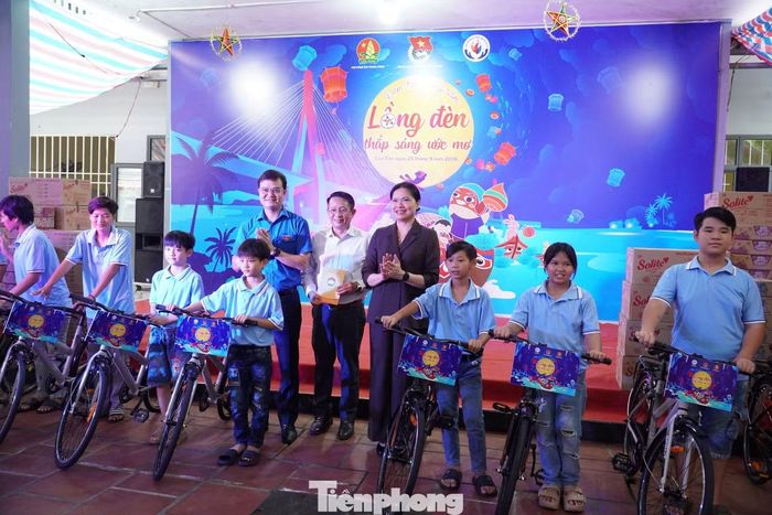 Bà Hà Thị Nga - Ủy viên BCH Trung ương Đảng, Phó Chủ tịch - Tổng thư ký Ủy ban Trung ương MTTQ Việt Nam và anh Bùi Quang Huy - Ủy viên BCH Trung ương Đảng, Bí thư thứ nhất Trung ương Đoàn tặng quà, xe đạp cho các em nhỏ tại Trung tâm Công tác xã hội TP. Cần Thơ.