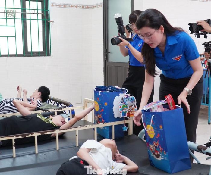 Lãnh đạo Trung ương Đoàn thăm, tặng quà Trung thu cho trẻ em tại Trung tâm công tác xã hội TP. Cần Thơ.