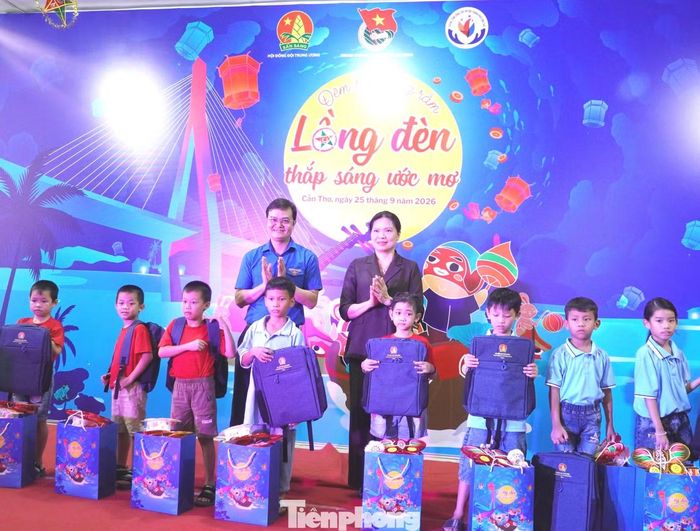Bà Hà Thị Nga - Ủy viên BCH Trung ương Đảng, Phó Chủ tịch - Tổng thư ký Ủy ban Trung ương MTTQ Việt Nam tặng quà cho trẻ em tại Trung tâm công tác xã hội TP. Cần Thơ.