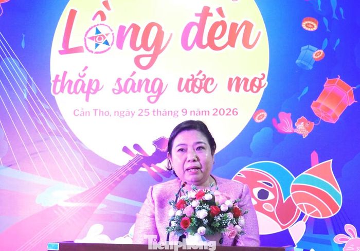 Bà Hồ Thị Cẩm Đào - Phó Bí thư Thành ủy, Chủ tịch Ủy ban MTTQ Việt Nam TP. Cần Thơ mong muốn các em thiếu nhi luôn giữ vững niềm tin, vượt qua nghịch cảnh để vươn lên trong cuộc sống.