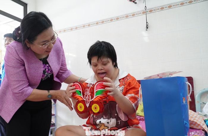 Lãnh đạo Trung ương MTTQ Việt Nam, TP. Cần Thơ thăm hỏi, tặng quà Trung thu cho trẻ em tại Trung tâm công tác xã hội TP. Cần Thơ.