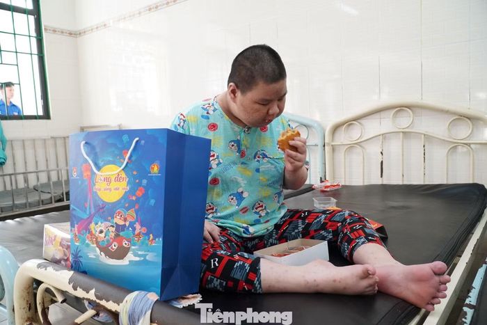 Chị Lư Thị Ngọc Anh - Bí thư Thành đoàn Cần Thơ tặng quà Trung thu cho trẻ em khó khăn. Ảnh: Hòa Hội