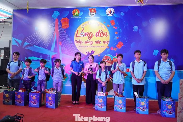 Chị Hồ Hồng Nguyên - Bí thư Trung ương Đoàn, Chủ tịch Hội đồng Đội Trung ương cùng lãnh đạo thành phố Cần Thơ tặng quà cho trẻ em.