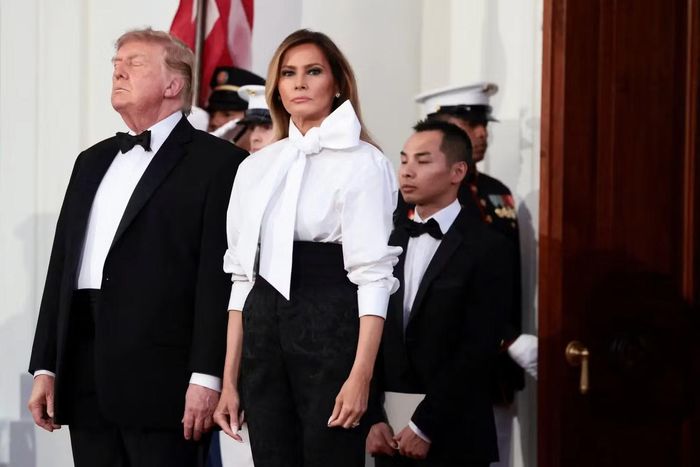 Trang phục của bà Melania ẩn chứa thông điệp ngoại giao. Ảnh: Reuters/Getty Images.