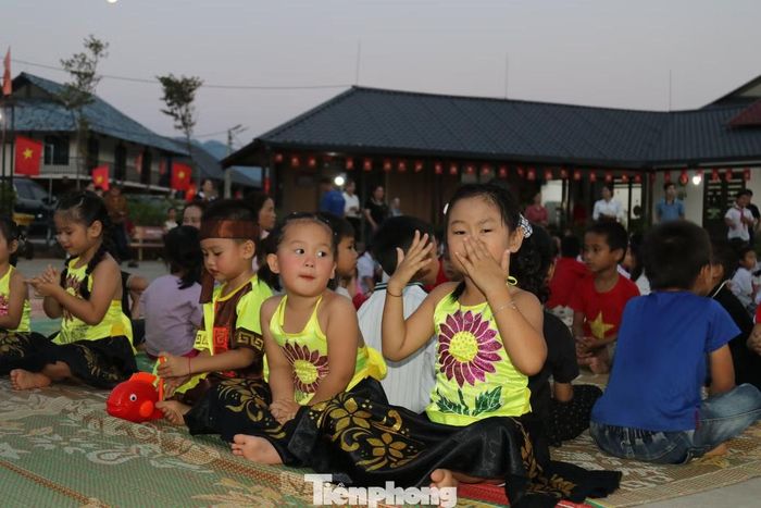 Năm nay, Trung thu tại Làng Nủ tràn ngập tiếng nói cười, tiếng nhạc, những nụ cười ấm áp, vui tươi của các cháu nhỏ.