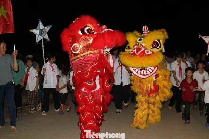 Tiếp đó, màn rước đèn ngôi sao được các em nhỏ chờ đợi. Các đoàn cùng diễu hành quanh khu vực tái định cư Làng Nủ.