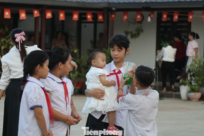 Từ khoảng 16h, ngày 25/9, các em nhỏ đã có mặt tại điểm nhà văn hóa thôn để chờ đến giờ được rước đèn.