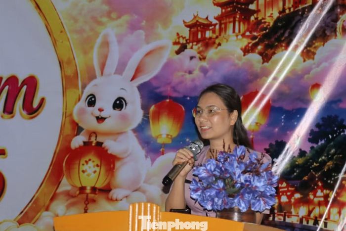 Đúng 18h cùng ngày, chương trình Tết Trung thu chính thức diễn ra. Bà Trịnh Thị Duyên - Chủ tịch UBND xã Phúc Khánh xúc động cho biết: "Chúng ta đã đi qua những đau thương, khó khăn do thiên tai gây ra. Nhiều cháu nhỏ ở đây đã dũng cảm vượt qua, vững bước hướng đến tương lai. Chúng ta hy vọng những đêm Trung thu sẽ luôn bình yên, ấm áp đến với thế hệ tương lai".