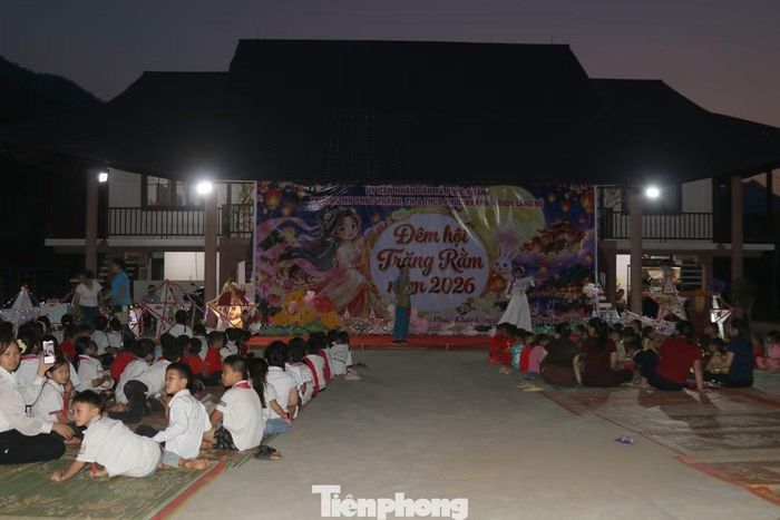 Công tác phục vụ cũng được các đơn vị chuẩn bị chu đáo, những phần quà, đèn lồng, các tiết mục văn nghệ được tập rượt vô cùng công phu, tỉ mỉ.
