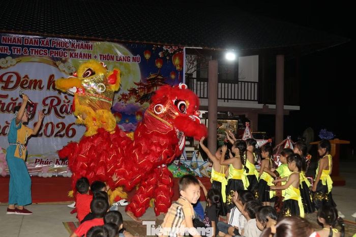 Tại chương trình, những tiết mục văn nghệ cùng màn múa lân khiến các em nhỏ thích thú, háo hức xem.