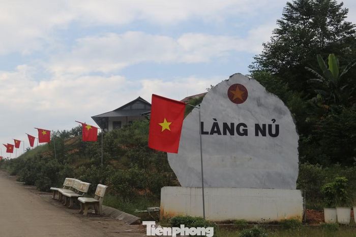 Không khí phấn khởi, hào hứng đêm hội trăng rằm xuyên suốt từ đầu làng đến cuối xóm, trẻ em sắm sửa váy quần đẹp, đèn lồng được trang trí rực rỡ sắc màu.