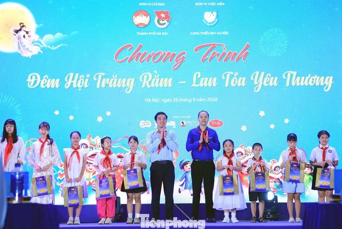 Bí thư Thành Đoàn Hà Nội Nguyễn Tiến Hưng và Phó Bí thư Thành Đoàn, Giám đốc Cung Thiếu nhi Hà Nội Dương Minh Đức trao tặng quà tới các em thiếu có thành tích xuất sắc trong học tập, rèn luyện. Ảnh: Xuân Tùng
