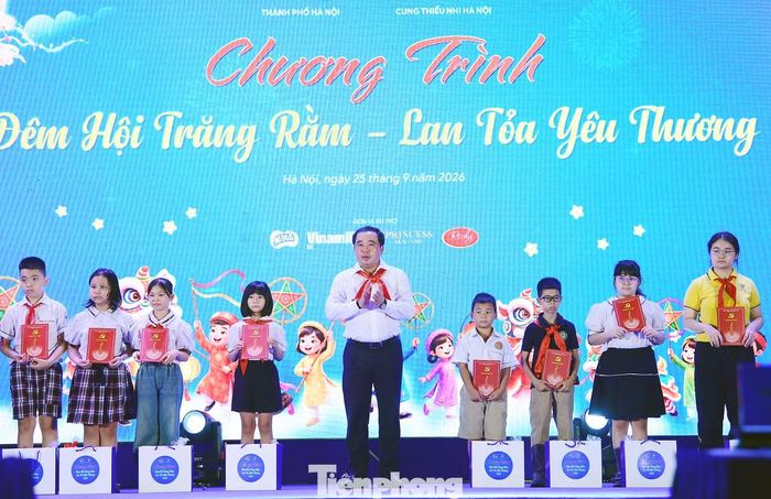 Bí thư Thành ủy Hà Nội Trần Đức Thắng trao tặng quà tới thiếu nhi.