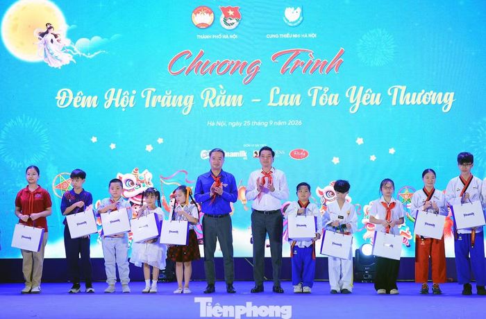 Bí thư T.Ư Đoàn Nguyễn Tường Lâm và Chánh Văn phòng Thành ủy Hà Nội Nguyễn Việt Hà trao tặng suất quà tới các em có thành tích cao trong học tập, thể thao... Ảnh: Xuân Tùng