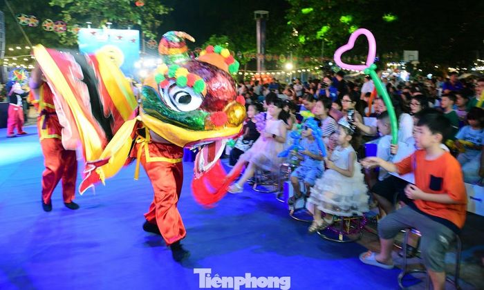 Chương trình diễn ra sôi động với những màn múa rồng.