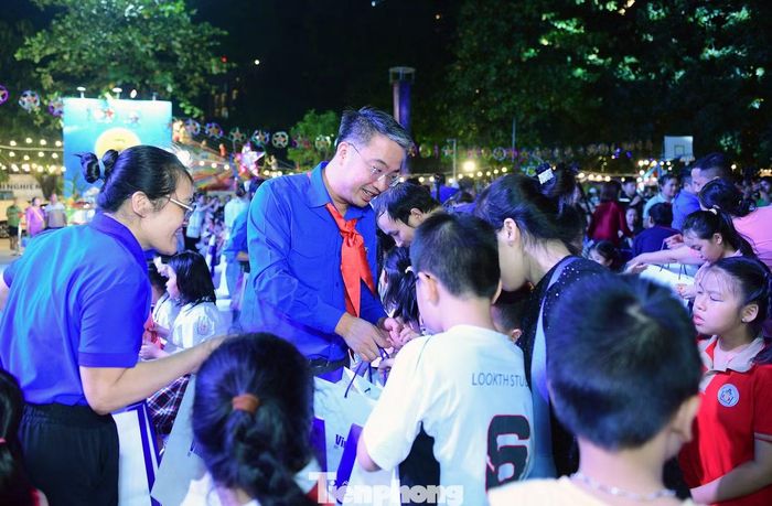 Anh Nguyễn Tường Lâm - Bí thư T.Ư Đoàn trao tặng quà cho các em nhỏ có mặt tại chương trình. Ảnh: Xuân Tùng