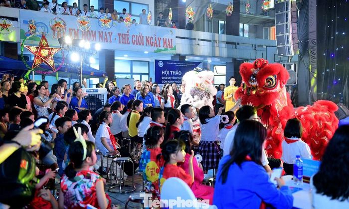 Màn múa Lân Rồng khai hội trăng rằm. Ảnh: Xuân Tùng