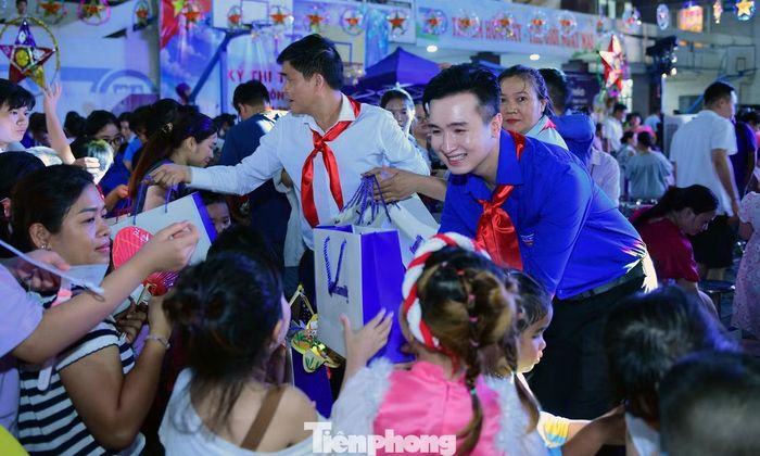 Anh Đào Đức Việt - Phó Bí thư Thành Đoàn, Chủ tịch Hội LHTN Việt Nam Thành phố Hà Nội cùng các đại biểu trao tặng quà tới các em nhỏ có mặt tại chương trình. Ảnh: Xuân Tùng