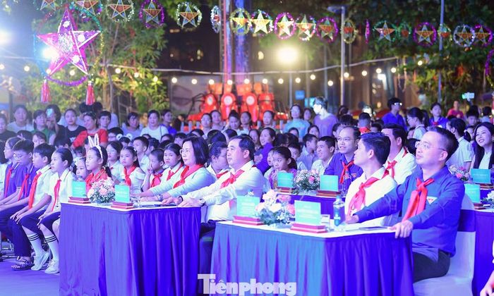 Đại biểu tham dự chương trình. Ảnh: Xuân Tùng