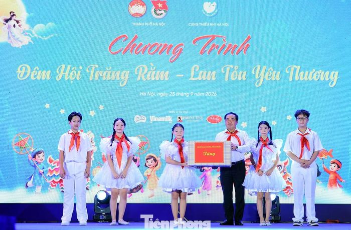 Bí thư Thành ủy Hà Nội Trần Đức Thắng trao tặng quà tới các thiếu nhi dịp Tết Trung thu. Ảnh: Xuân Tùng
