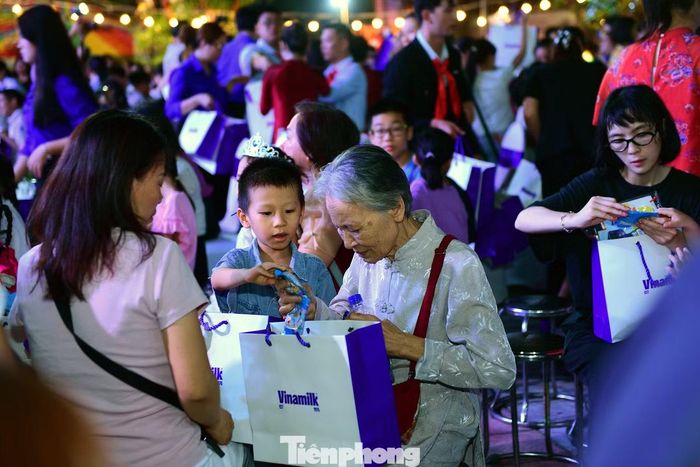 Niềm vui của các em nhỏ nhận được quà dịp Tết Trung thu. Ảnh: Xuân Tùng