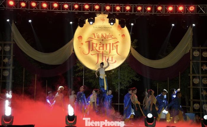 Nhiều tiết mục truyền thống được trình diễn trong đêm Trung thu.