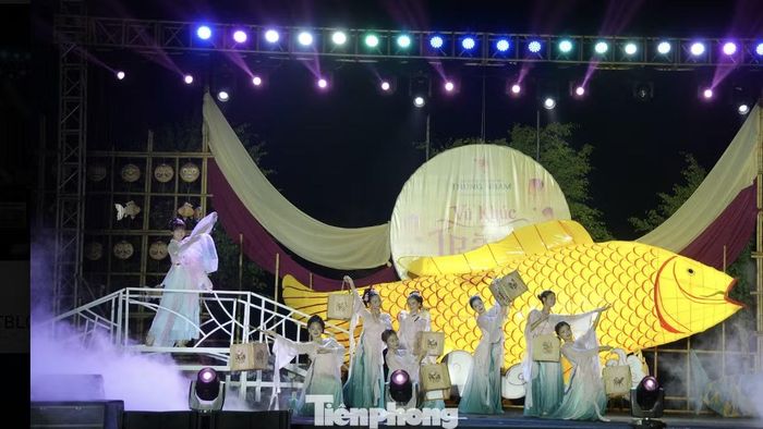Giữa không gian núi rừng, mặt nước và ánh trăng của Thung Nham, những chiếc đèn lồng trên tay du khách quốc tế tạo nên một hình ảnh giàu sức gợi. Không còn khoảng cách giữa khách du lịch và người bản địa, giữa những gia đình Việt Nam và những vị khách đến từ phương xa.