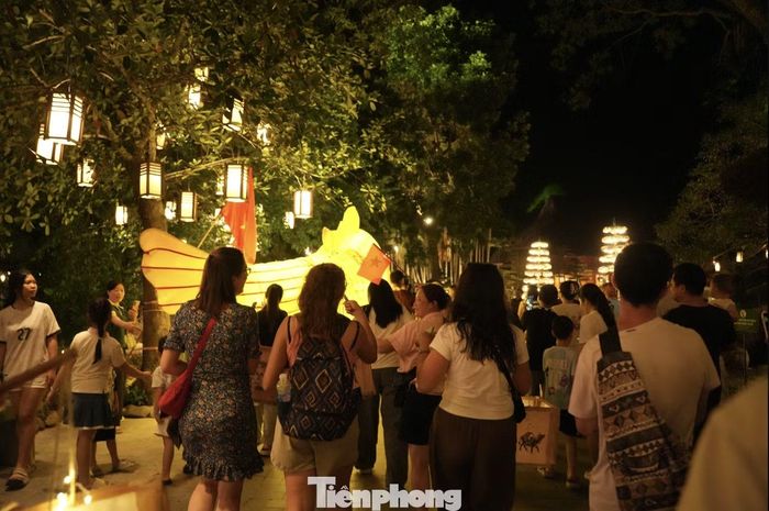 Đặc biệt, những gia đình quốc tế đưa trẻ nhỏ đến Thung Nham càng tạo nên khung cảnh sinh động. Những đứa trẻ nước ngoài cùng cha mẹ hòa vào dòng người rước đèn, khám phá những món đồ chơi dân gian và thưởng thức không khí Tết Trung thu giữa núi rừng Ninh Bình.
