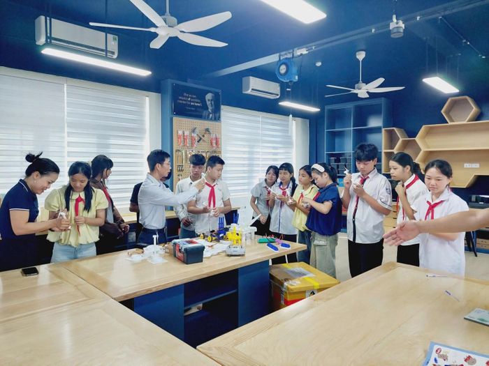 Giá trị của phòng STEM nằm ở việc tạo cơ hội để học sinh trực tiếp khám phá, tự tay thực hành và thử nghiệm ý tưởng