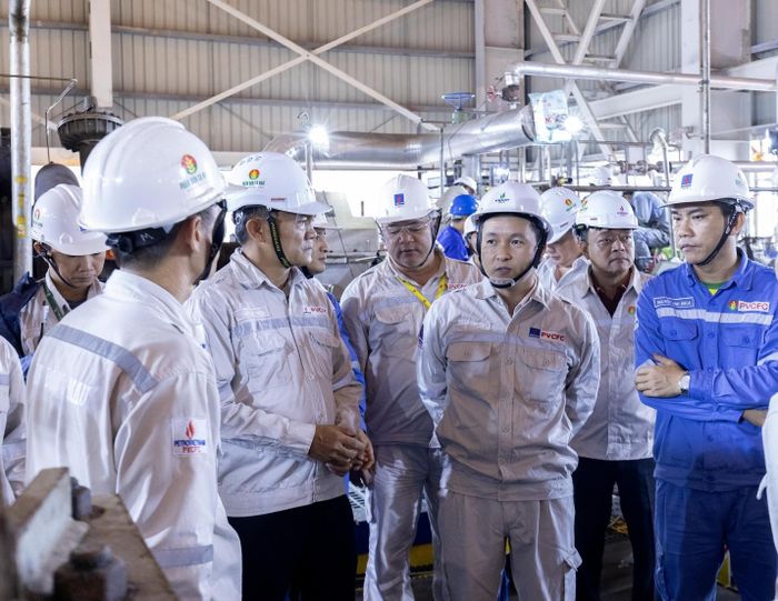 Chủ tịch HĐQT PVCFC Văn Tiến Thanh và Tổng Giám đốc PVCFC Nguyễn Thanh Tùng trực tiếp xuống hiện trường kiểm tra, nắm bắt tình hình triển khai công tác bảo dưỡng; đồng thời động viên, thưởng nóng đội ngũ trực tiếp triển khai công việc.