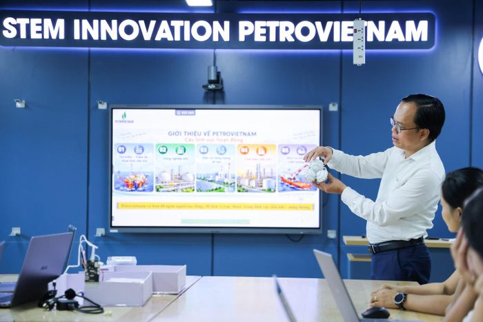 PGS.TS Vũ Minh Hùng, Trưởng khoa Khoa học Cơ bản, Trường Đại học Dầu khí Việt Nam (PVU) giới thiệu với các em học sinh về thiết bị choòng khoan 3 mũi được sử dụng trong hoạt động tìm kiếm, thăm dò dầu khí.