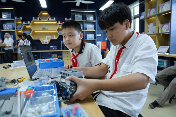 Em Lê Tuấn Kiệt, học sinh lớp 8A4 chia sẻ: "Đây là lần đầu tiên em được tiếp cận và sử dụng những thiết bị hiện đại như thế này".