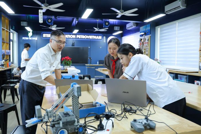 Đặc biệt, phòng STEM tại Trường Phổ thông nội trú Tiểu học và THCS PETROVIETNAM - Phong Thổ được đội ngũ kỹ sư PETROVIETNAM trực tiếp tham gia xây dựng nội dung, với mục tiêu đưa kiến thức và công nghệ đến gần hơn với học sinh qua những bài học trực quan, phù hợp với lứa tuổi.