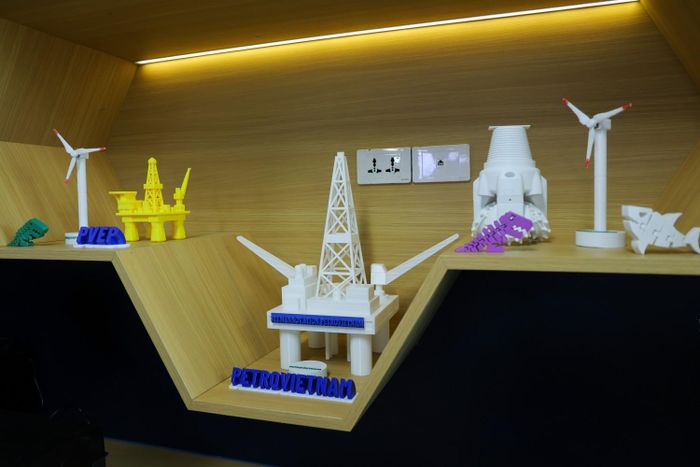 Các sản phẩm in 3D do các học sinh Trường Phổ thông nội trú Tiểu học và THCS PETROVIETNAM - Phong Thổ thiết kế và in ấn. Đây là nơi những mô hình điện gió, điện mặt trời, giàn khoan, robot, cảm biến và các thiết bị công nghệ trở nên gần gũi hơn với học sinh vùng biên.