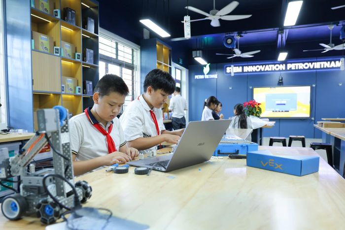 Tại phòng STEM mới, học sinh được trải nghiệm lắp ráp mô hình, ứng dụng cảm biến, lập trình robot, trong đó có những chủ đề gắn với dầu khí và năng lượng.