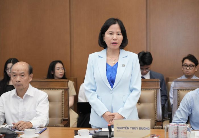 Bà Nguyễn Thùy Dương - Chủ tịch Công ty Cổ phần Tư vấn EY Việt Nam phát biểu tại cuộc họp.