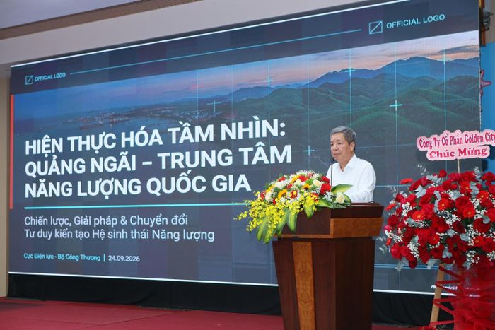 Ông Bùi Quốc Hùng - Phó Cục trưởng Cục Điện lực, Bộ Công Thương trình bày tham luận.